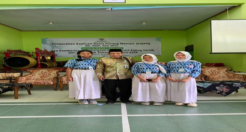 PENYERAHAN BANTUAN PENDIDIKAN BAGI SISWA KURANG MAMPU