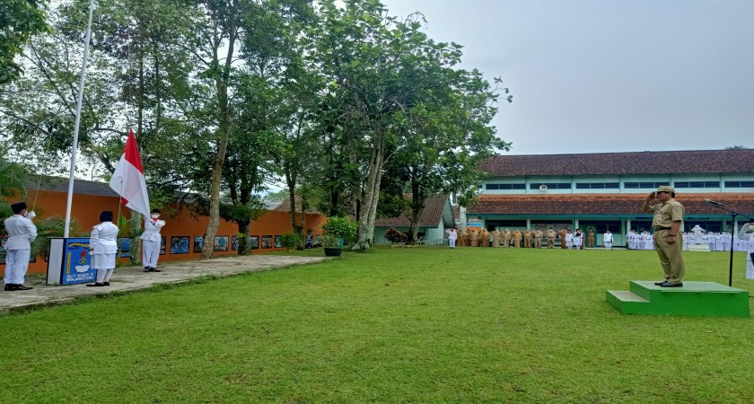 UPACARA SEBAGAI BAGIAN PENTING PENANAMAN KARAKTER DISIPLIN