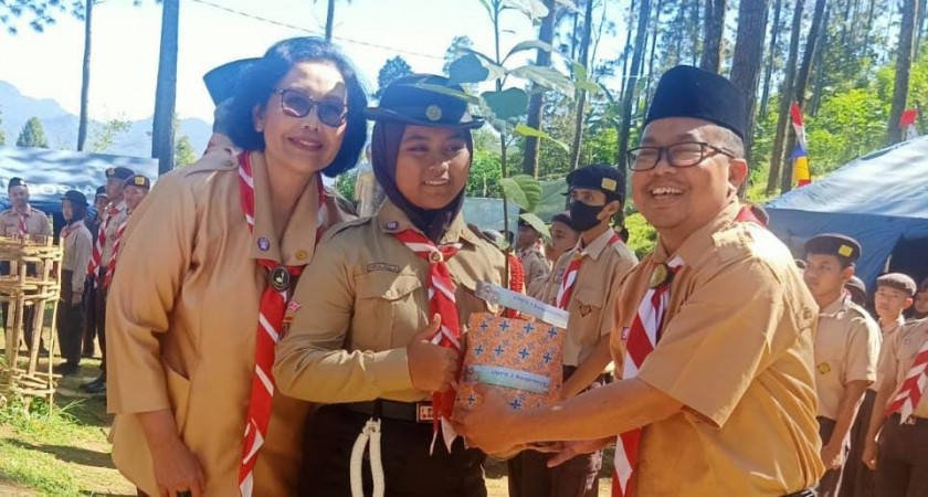 KEMAH BHAKTI REVOLUSI MENTAL, SMPN 2 BANJARNEGARA MENYUMBANG 234 BIBIT ALPUKAT